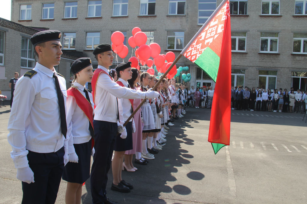 Сотрудники Пинского ГОВД поздравили выпускников правового класса средней школы № 12