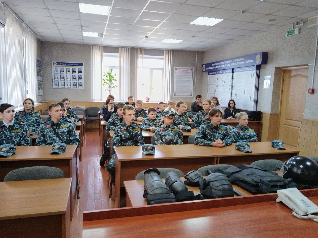 Участники военно-патриотического клуба «Щит Полесья» посетили Пинский отдел Департамента охраны