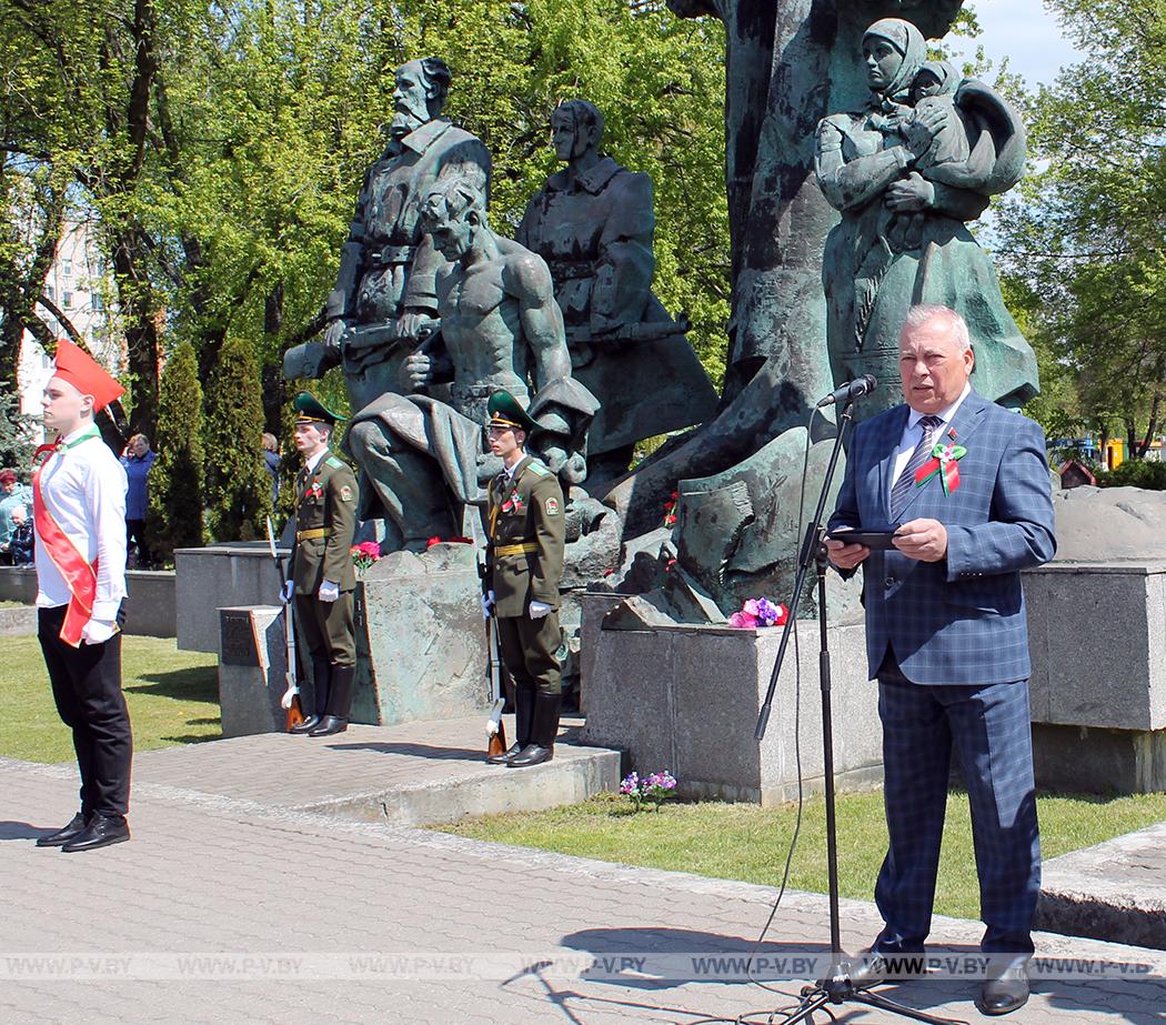 У Памятника партизанам собрались десятки пинчан, чтобы почтить память погибших в годы Великой Отечественной войны