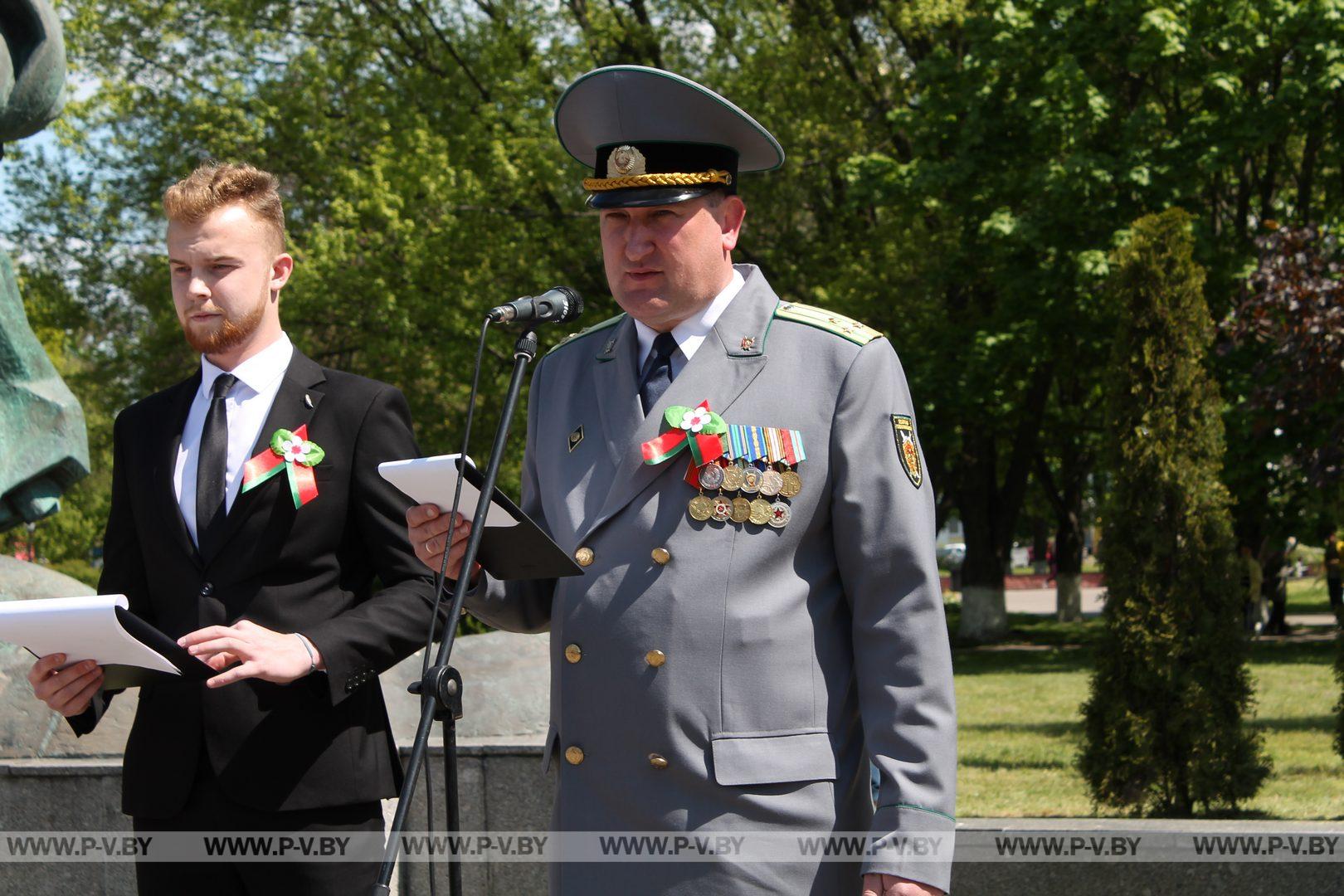 У Памятника партизанам собрались десятки пинчан, чтобы почтить память погибших в годы Великой Отечественной войны