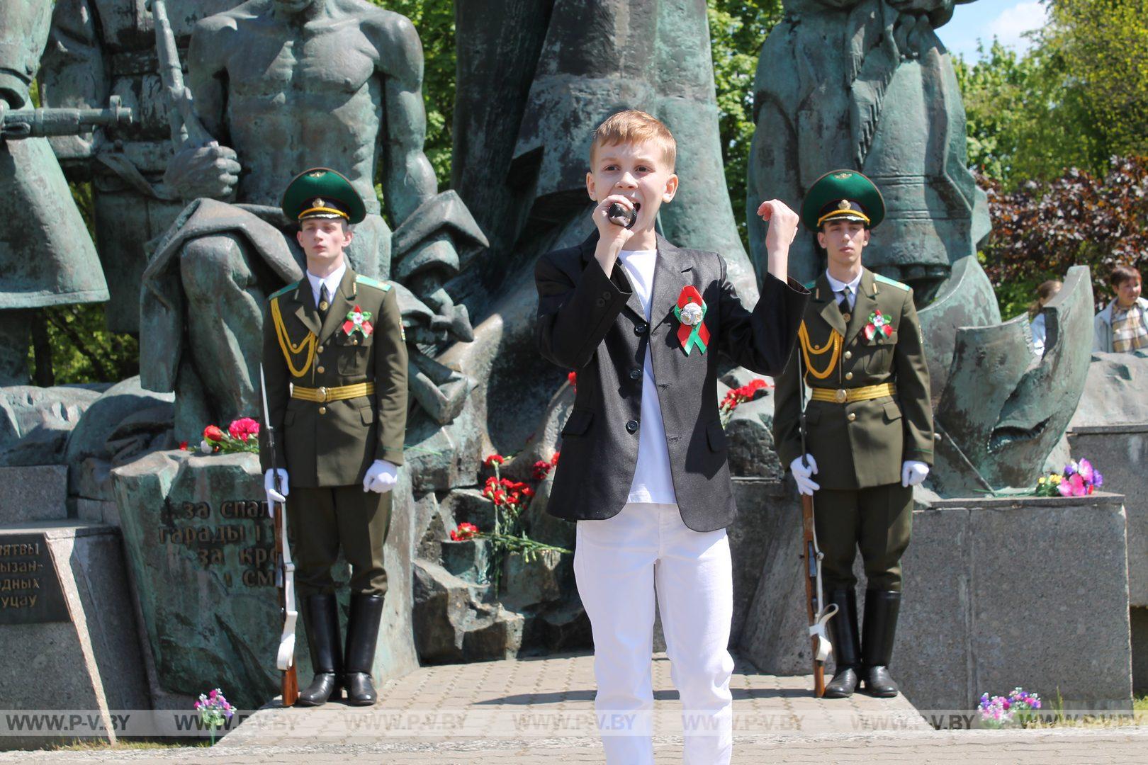 У Памятника партизанам собрались десятки пинчан, чтобы почтить память погибших в годы Великой Отечественной войны