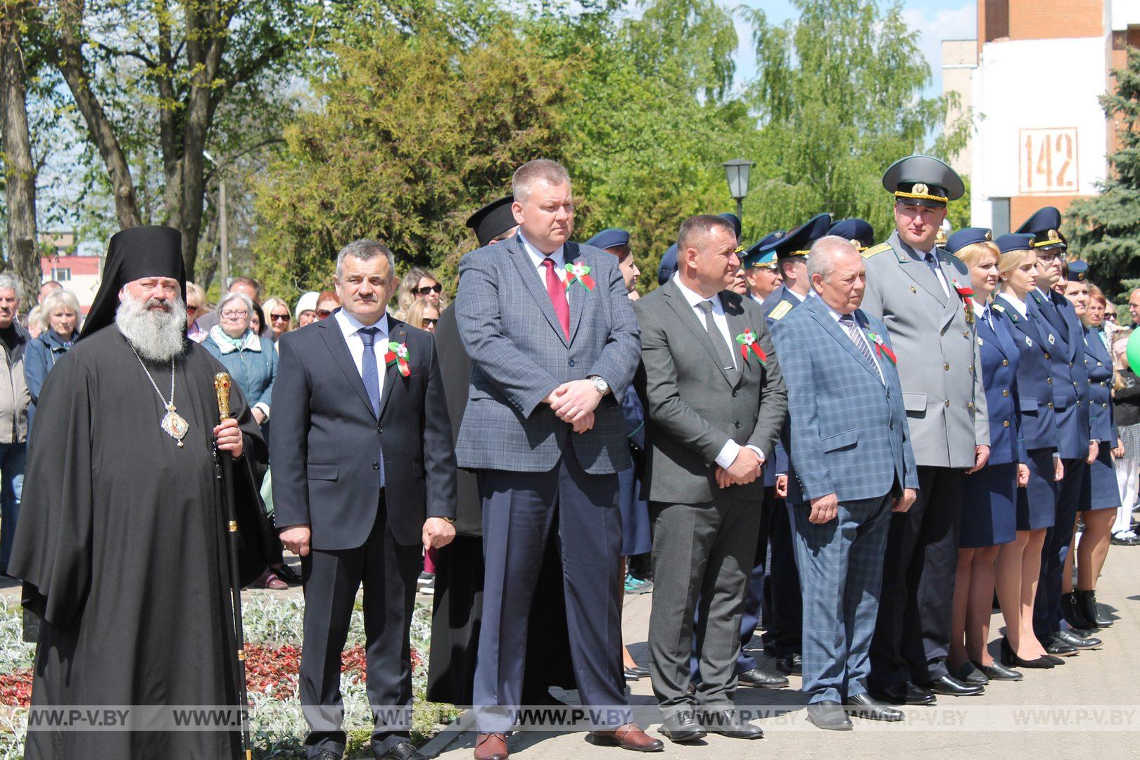 У Памятника партизанам собрались десятки пинчан, чтобы почтить память погибших в годы Великой Отечественной войны