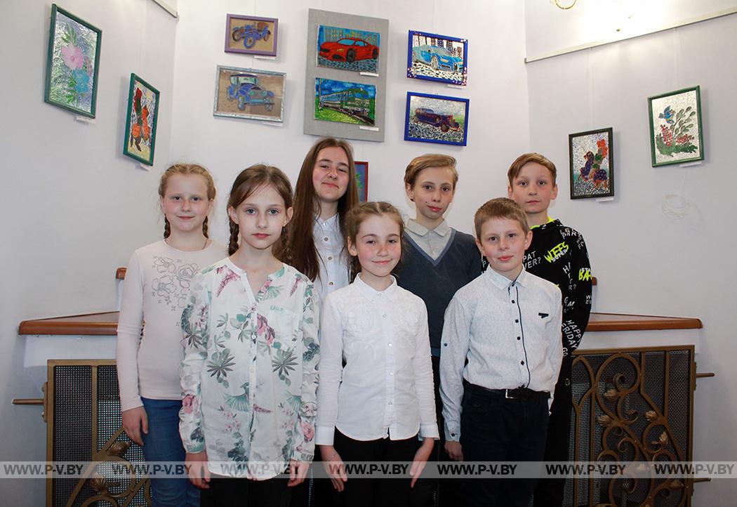Елена СУЩИНСКАЯ: «Мы с детьми увлечены росписью по стеклу» Елена СУЩИНСКАЯ: «Мы с детьми увлечены росписью по стеклу»