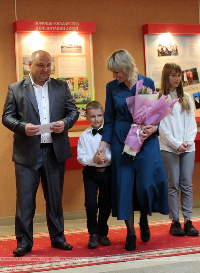 «Вместе на работе и дома»: семейные пары пинских педагогов чествовал профсоюз