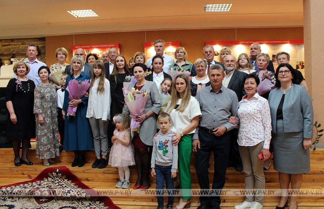 «Вместе на работе и дома»: семейные пары пинских педагогов чествовал профсоюз