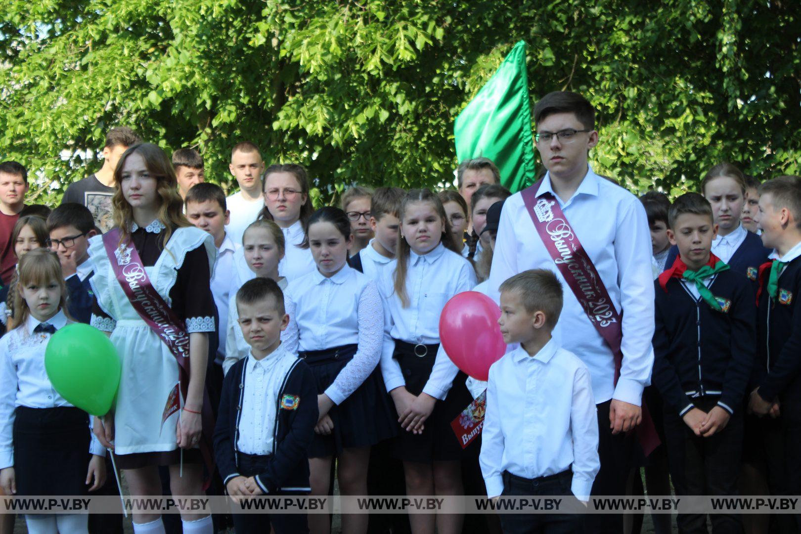 Последний звонок прозвенел в Молотковичской средней школе