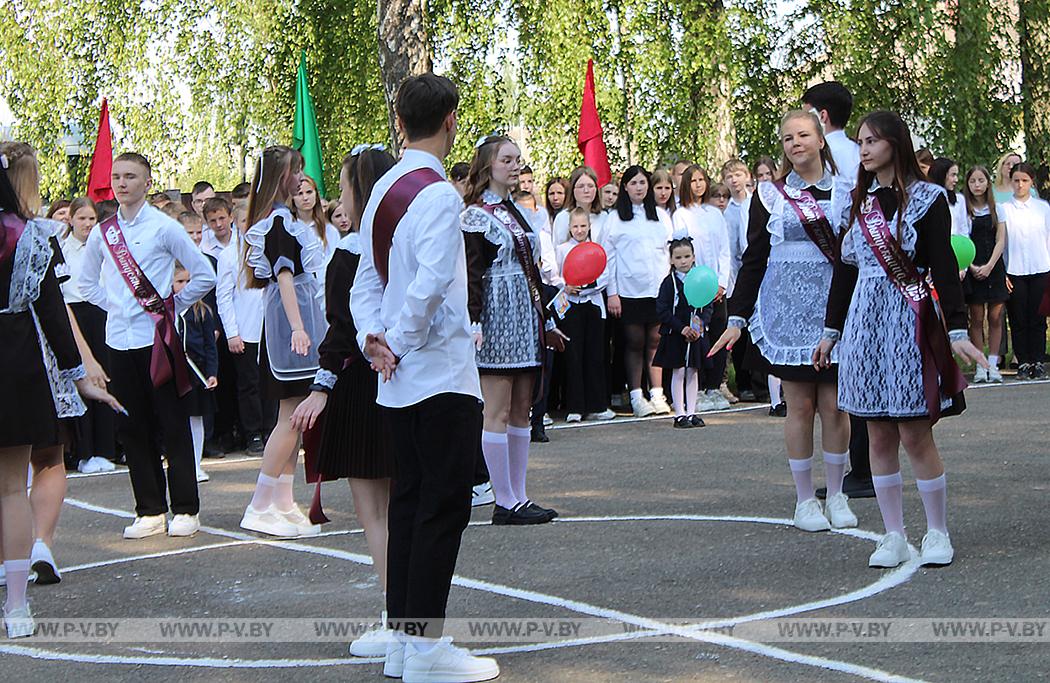 Последний звонок прозвенел в Молотковичской средней школе