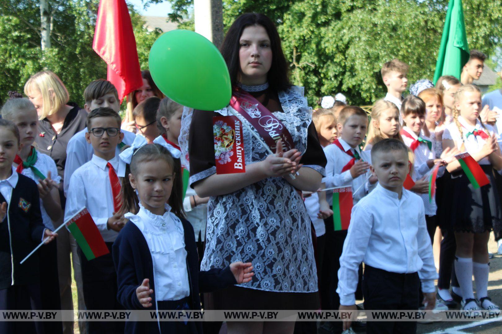 Последний звонок прозвенел в Молотковичской средней школе