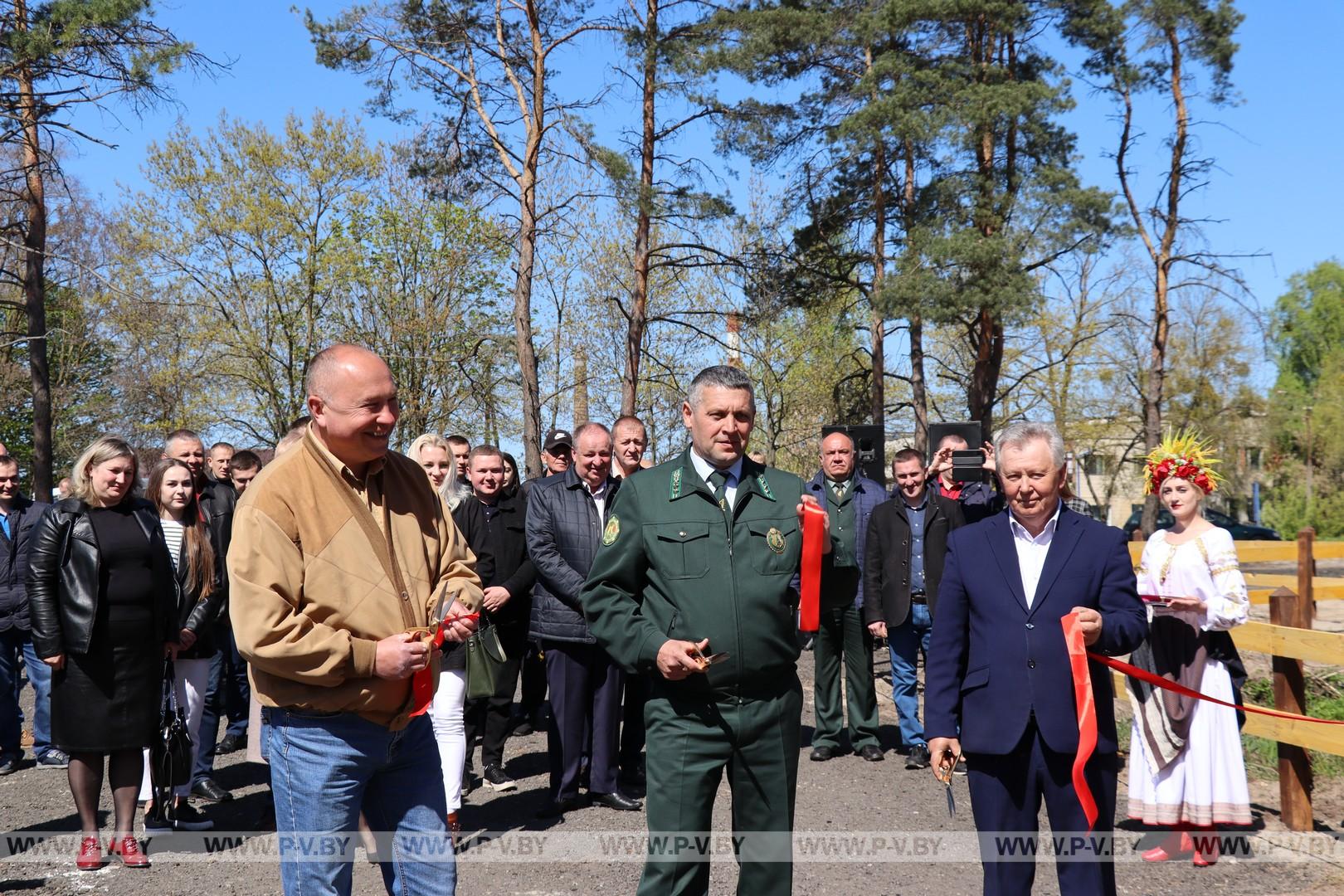 В Пинске на улице Калиновского открылась торговая площадка Пинского лесхоза «Лесной домик»
