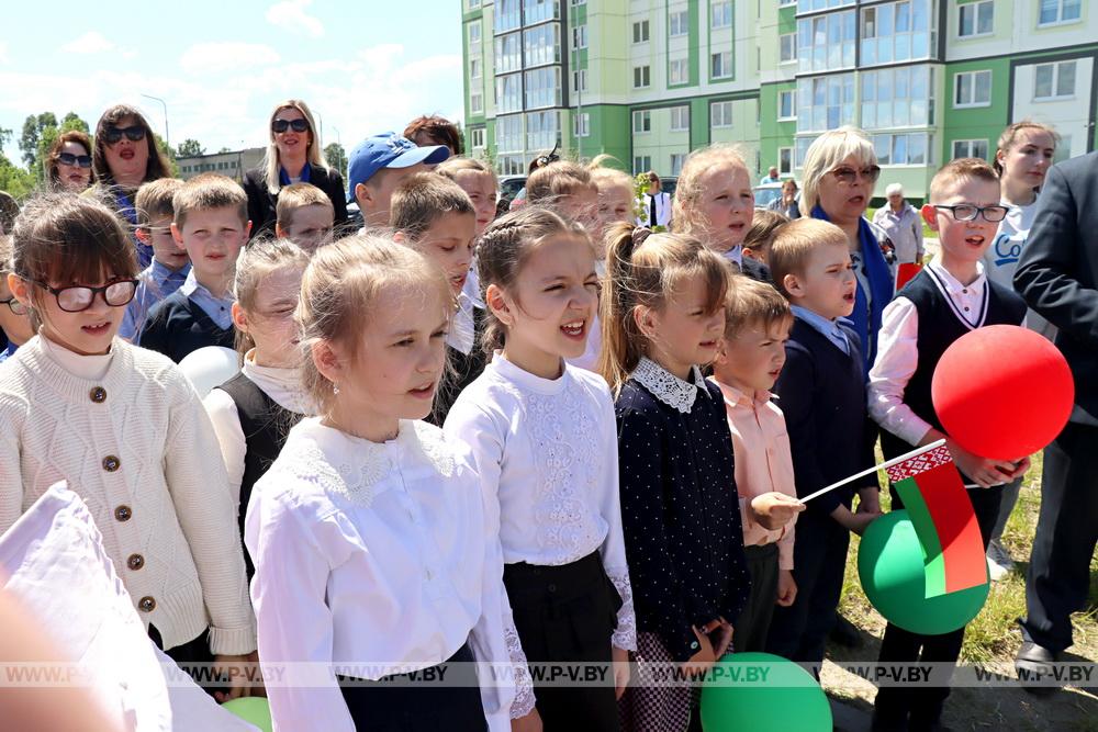 Накануне праздника государственных символов в Пинском районе открыли тематическую стелу и усовершенствованный дорожный объект