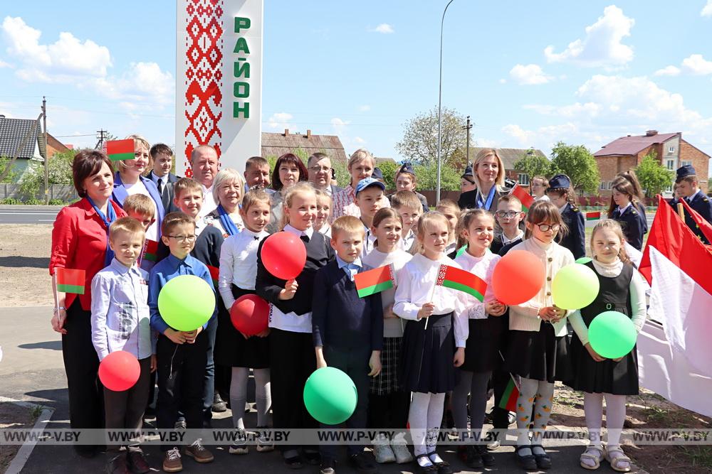 Накануне праздника государственных символов в Пинском районе открыли тематическую стелу и усовершенствованный дорожный объект