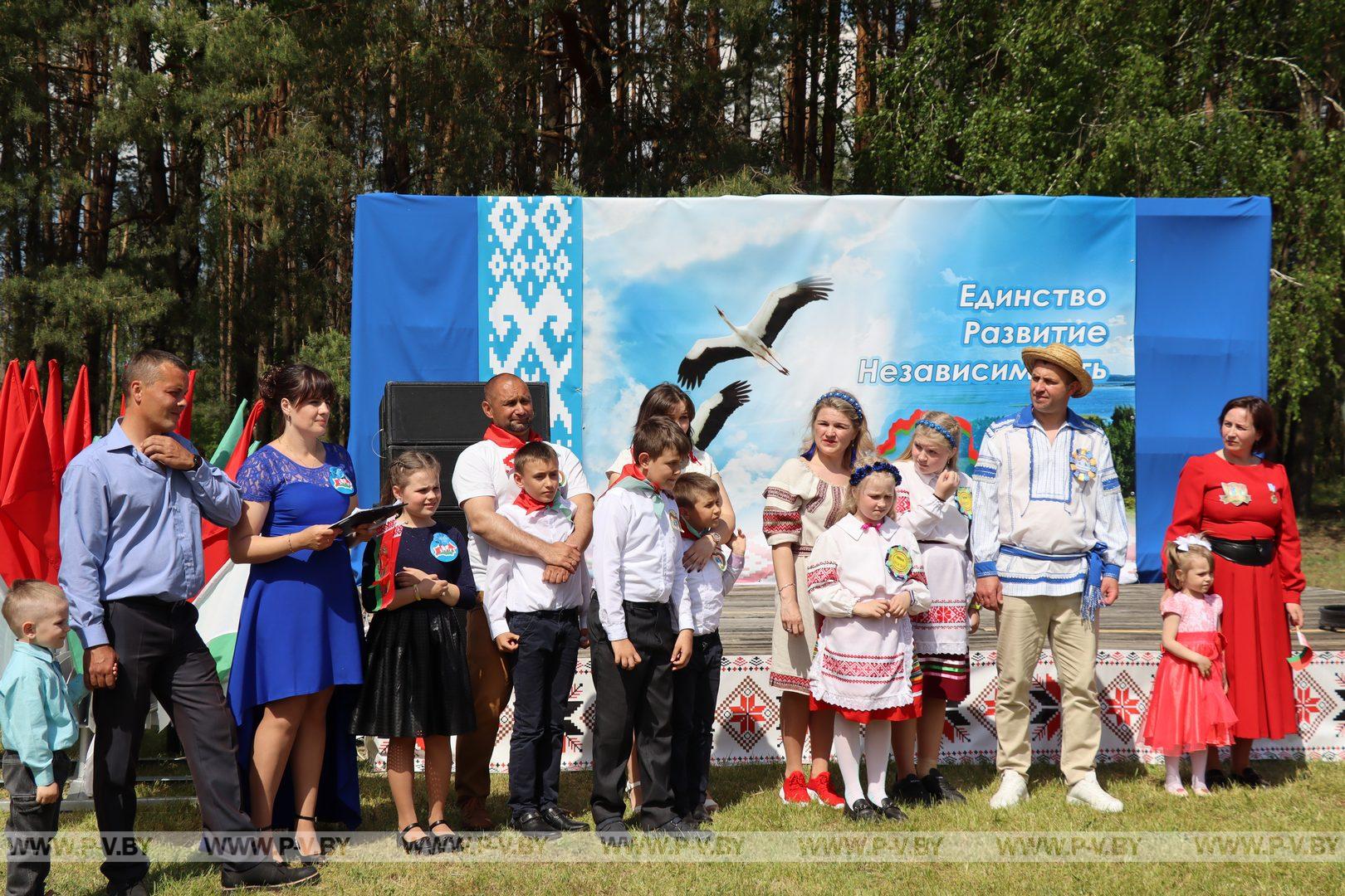 Районный фестиваль «Семьи за мир и созидание» впервые прошёл на Пинщине