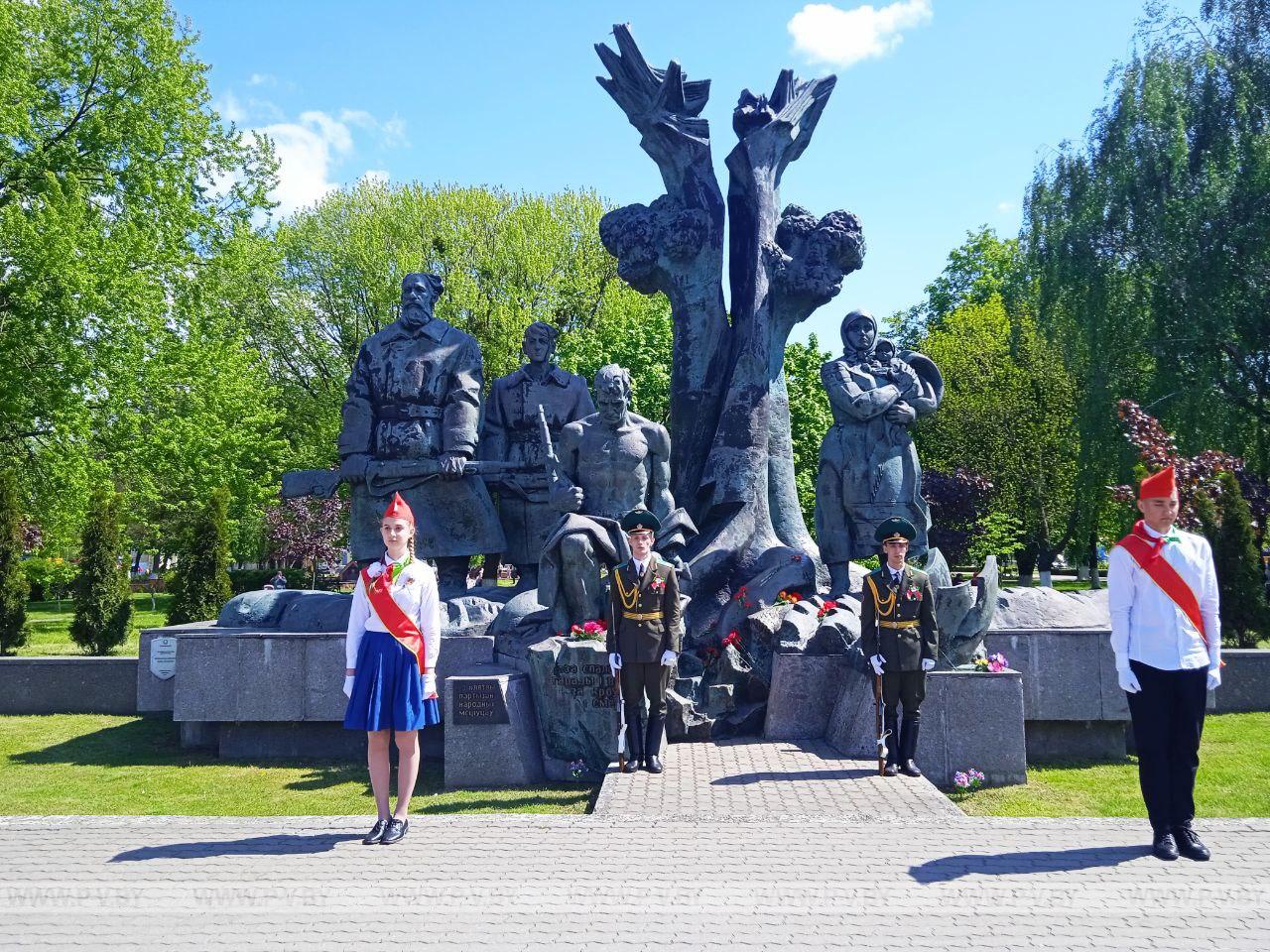 У Памятника партизанам собрались десятки пинчан, чтобы почтить память погибших в годы Великой Отечественной войны
