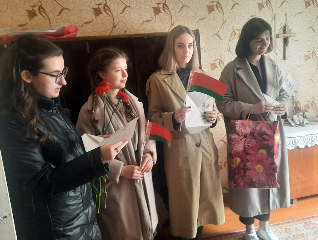 Активисты педколледжа поздравляли ветеранов: «Хотелось сказать многое, но к горлу подступал ком и непроизвольно накатывались на глаза слезы»