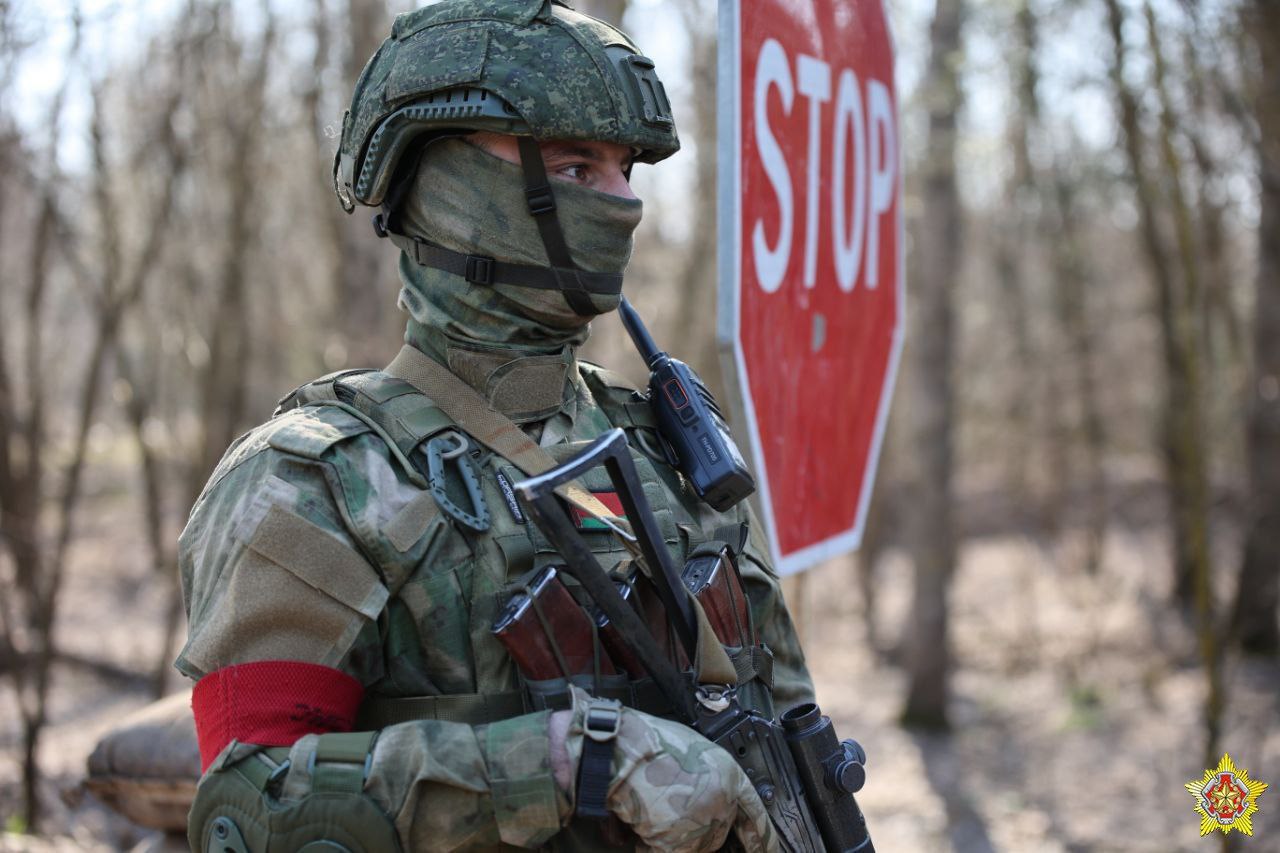 На трассе М5 водитель грузовика со взрывчаткой напал на военных