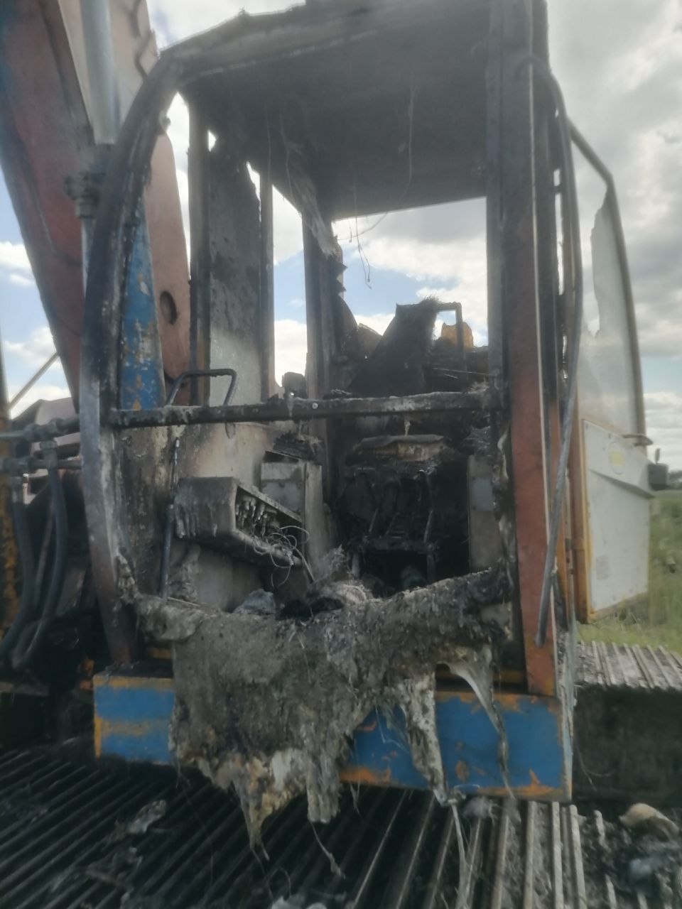 На минувшей неделе в Пинском районе горели дом и экскаватор