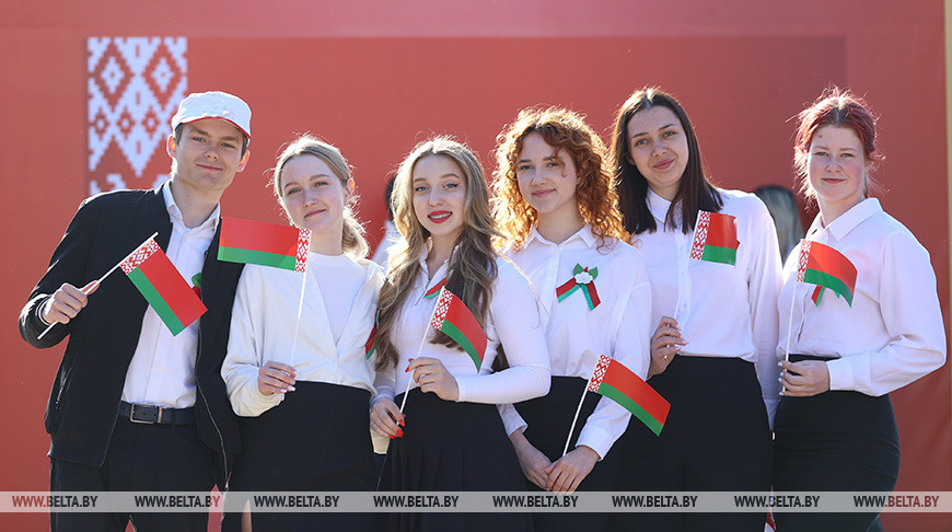 Лукашенко поздравил молодежь: пусть увлеченность своим делом и любовь к миру приведут вас к успеху