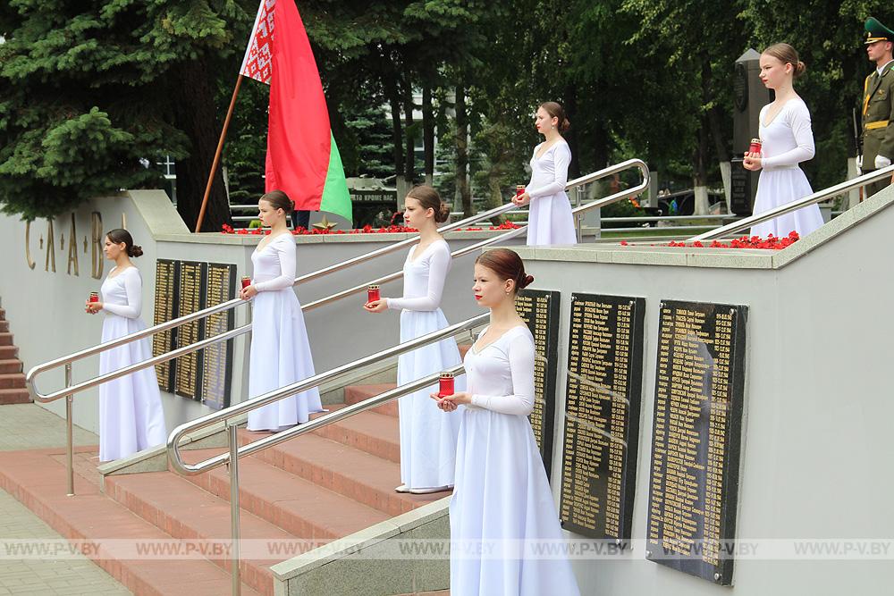 Разделить скорбь о жертвах Великой Отечественной войны к Братской могиле и Вечному огню пришли благодарные пинчане