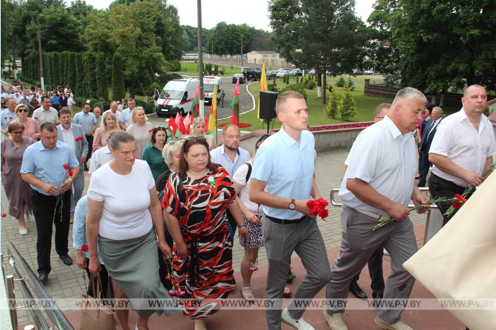 Разделить скорбь о жертвах Великой Отечественной войны к Братской могиле и Вечному огню пришли благодарные пинчане