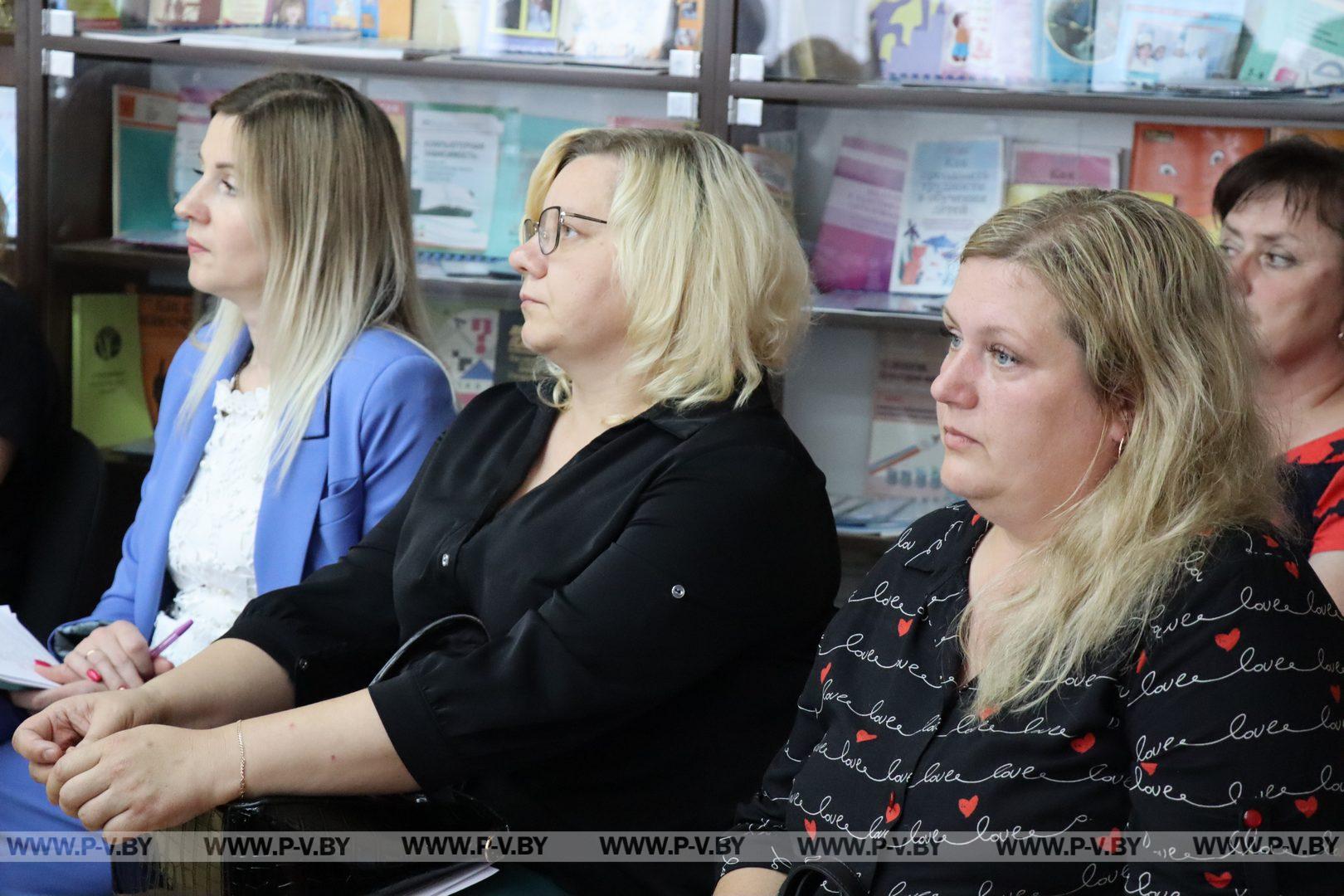 В единый день информирования Игорь Брилевич встретился с педагогами школ района, ответственными за патриотическое воспитание