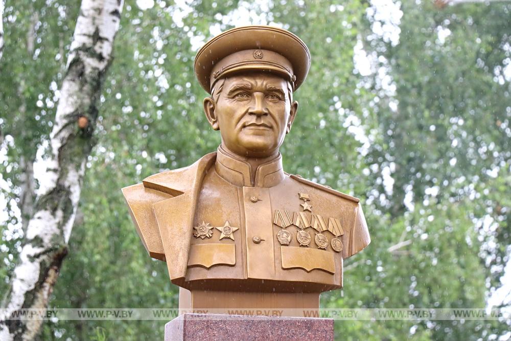 В Пинском районе открыли памятник легендарному партизанскому генералу Василию Коржу В Пинском районе открыли памятник легендарному партизанскому генералу Василию Коржу