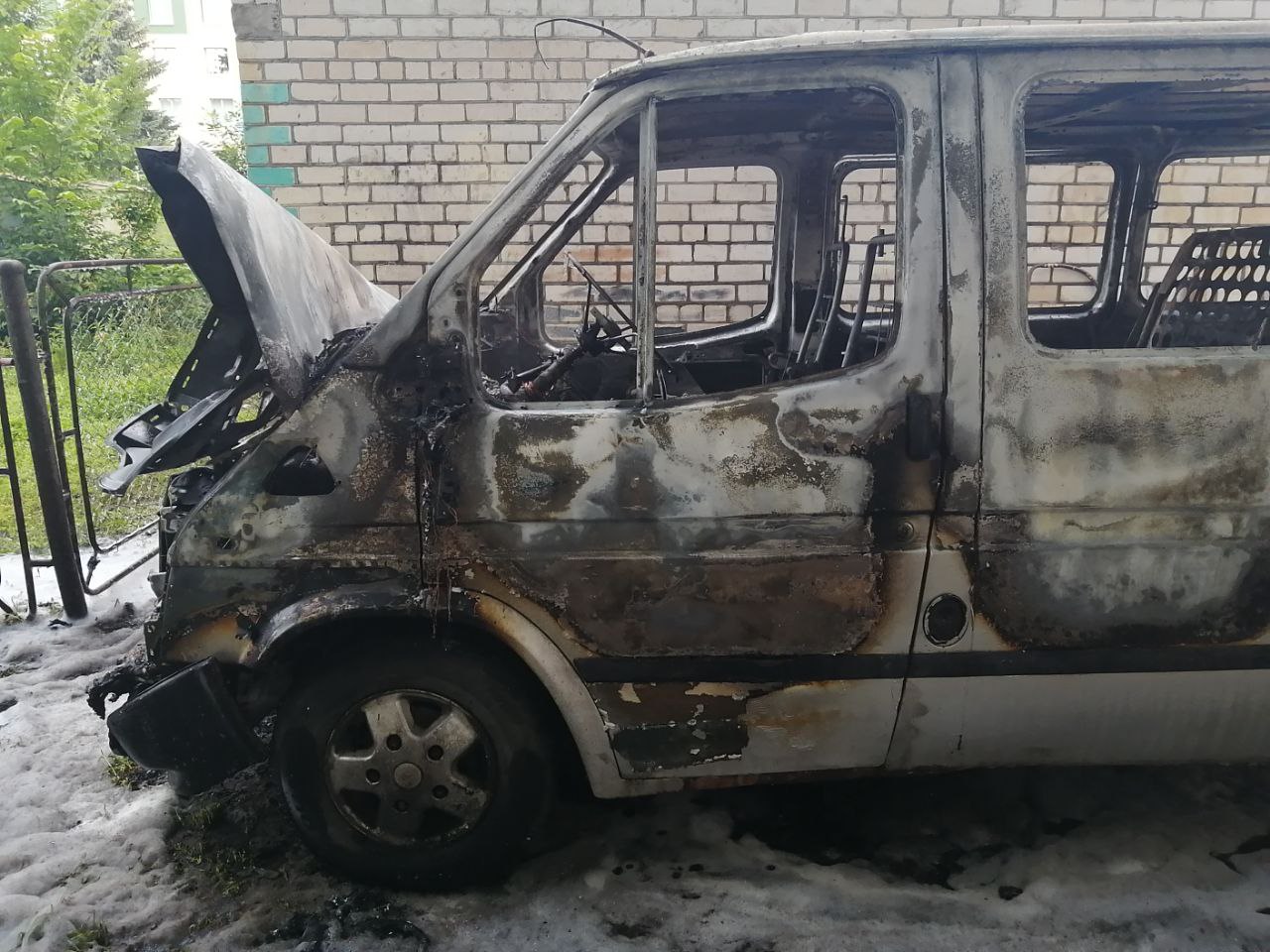 В Пинске сгорел микроавтобус, в районе – кормоуборочный комбайн