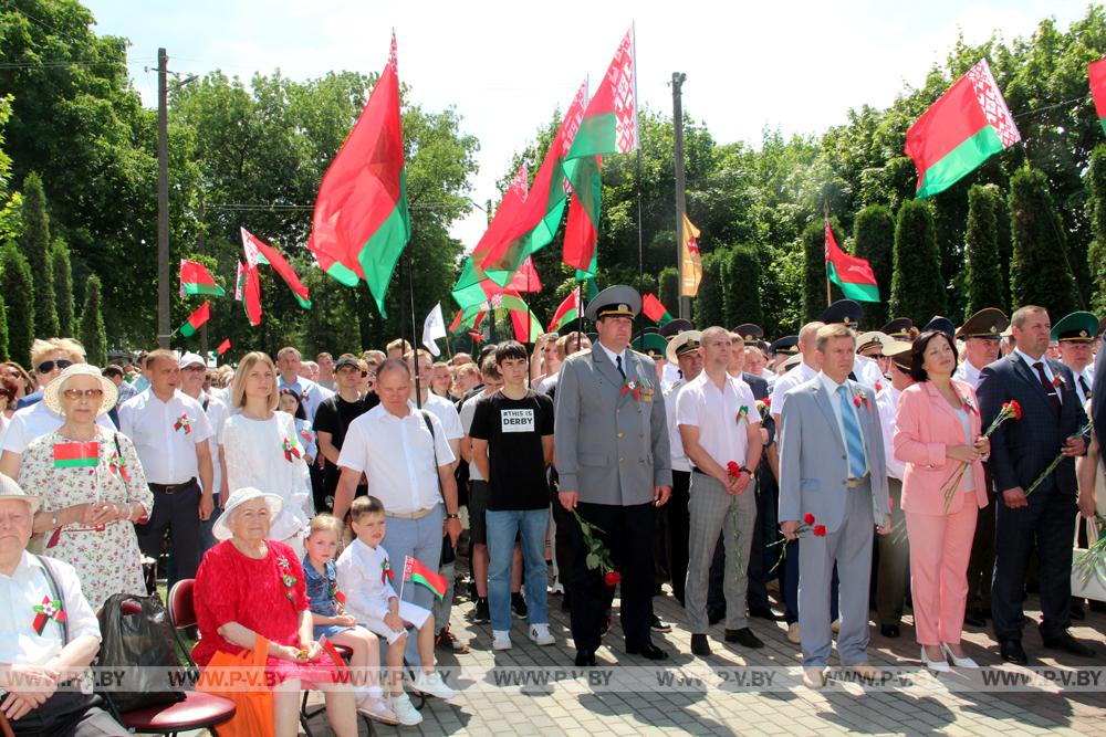 Митингом общественности и возложением цветов к Братской могиле павших воинов-освободителей началось празднования Дня Независимости