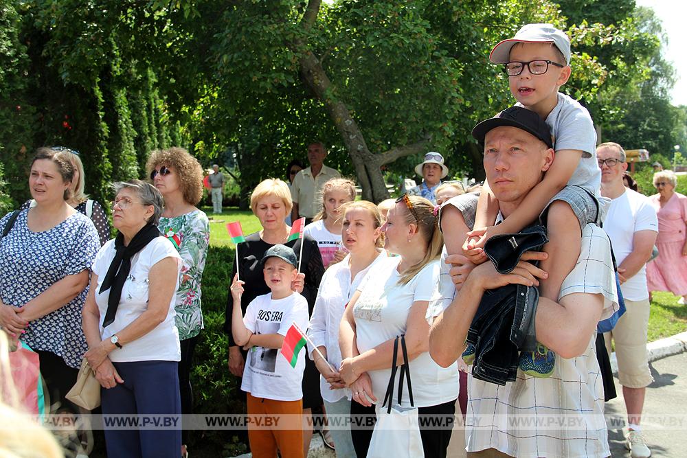 Митингом общественности и возложением цветов к Братской могиле павших воинов-освободителей началось празднования Дня Независимости