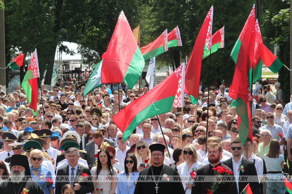 Митингом общественности и возложением цветов к Братской могиле павших воинов-освободителей началось празднования Дня Независимости