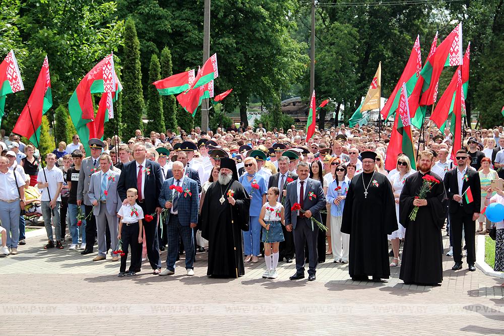 Возложение цветов к вечному огню рисунок