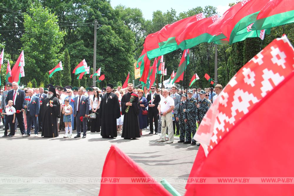 Митингом общественности и возложением цветов к Братской могиле павших воинов-освободителей началось празднования Дня Независимости