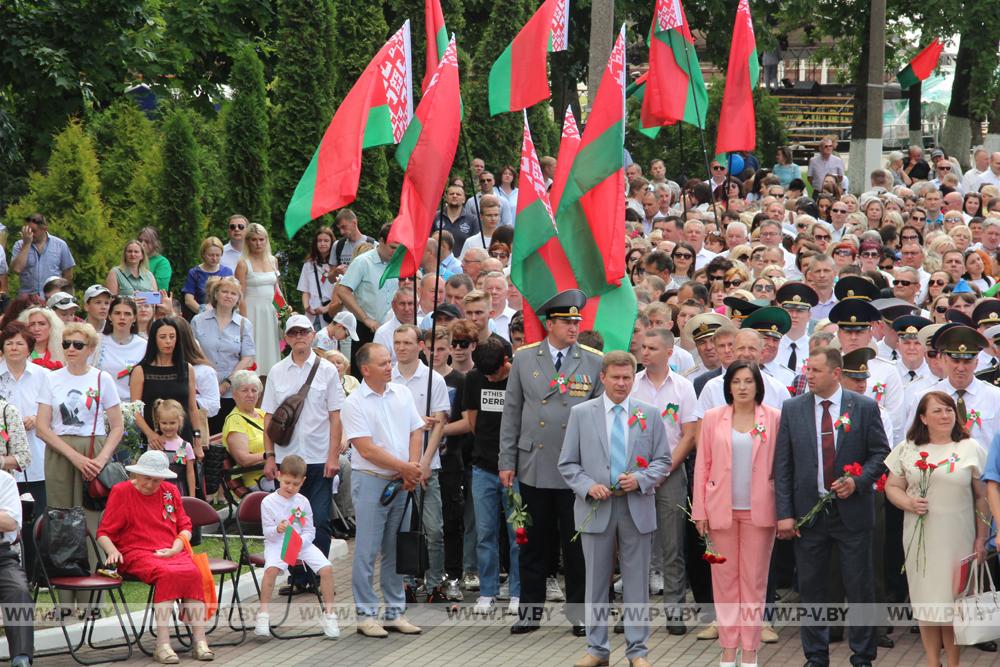 Митингом общественности и возложением цветов к Братской могиле павших воинов-освободителей началось празднования Дня Независимости