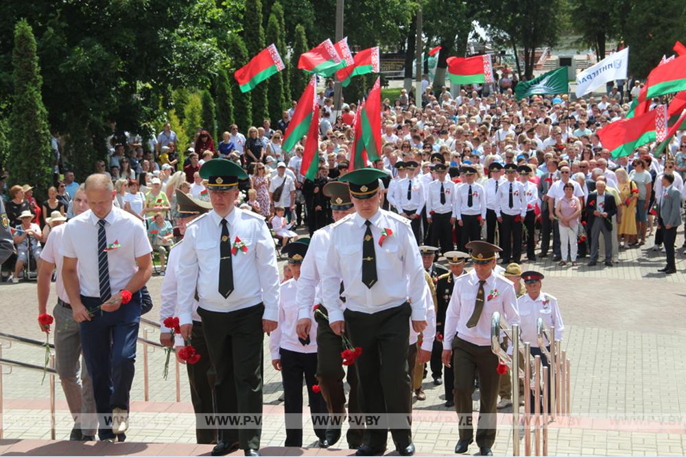 Митингом общественности и возложением цветов к Братской могиле павших воинов-освободителей началось празднования Дня Независимости