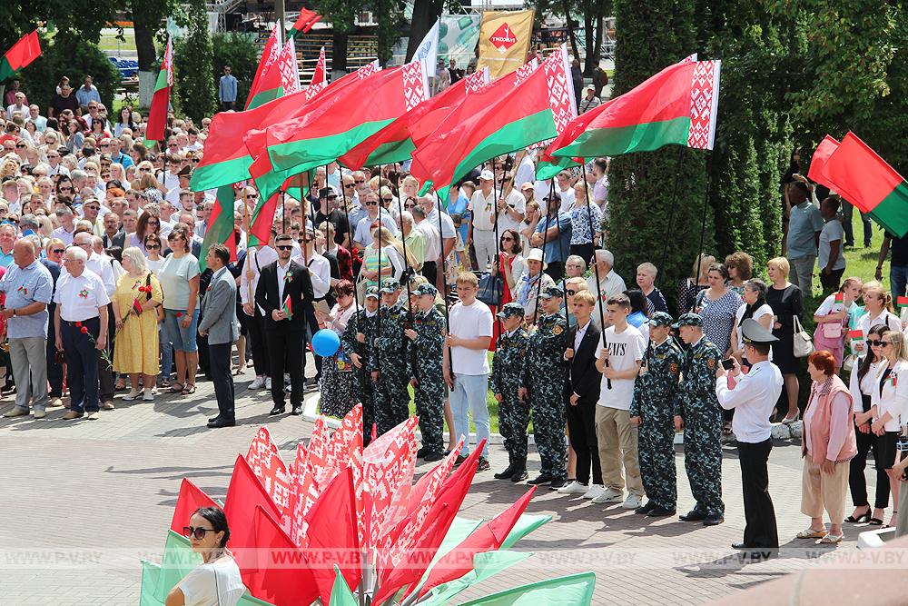 Митингом общественности и возложением цветов к Братской могиле павших воинов-освободителей началось празднования Дня Независимости