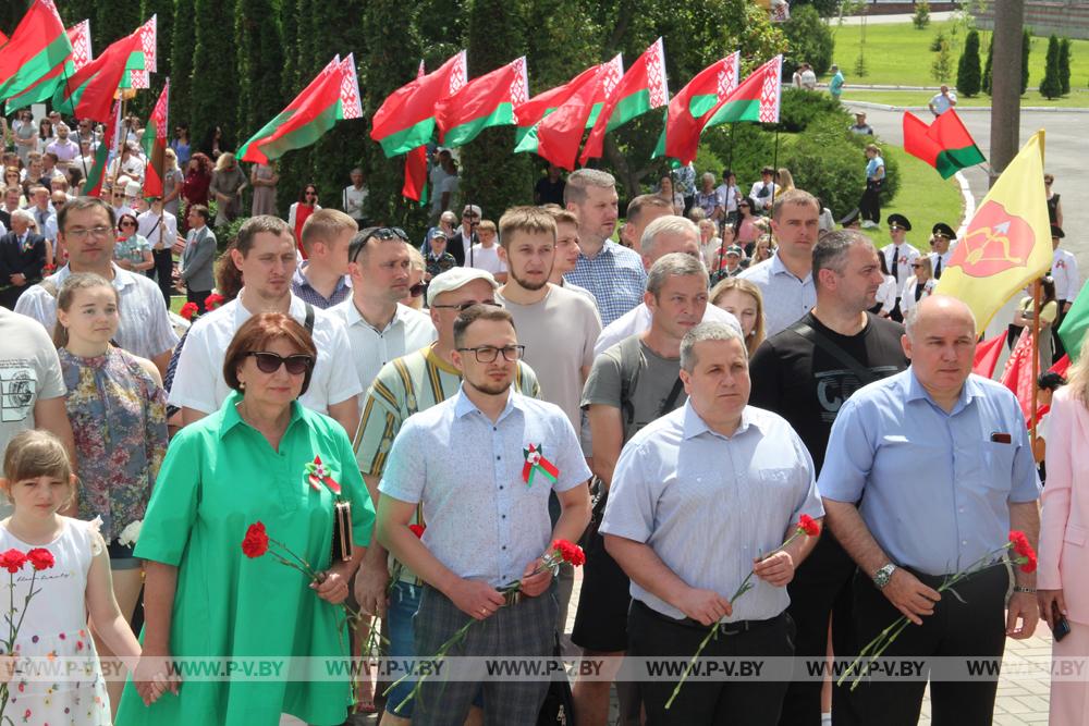 Митингом общественности и возложением цветов к Братской могиле павших воинов-освободителей началось празднования Дня Независимости