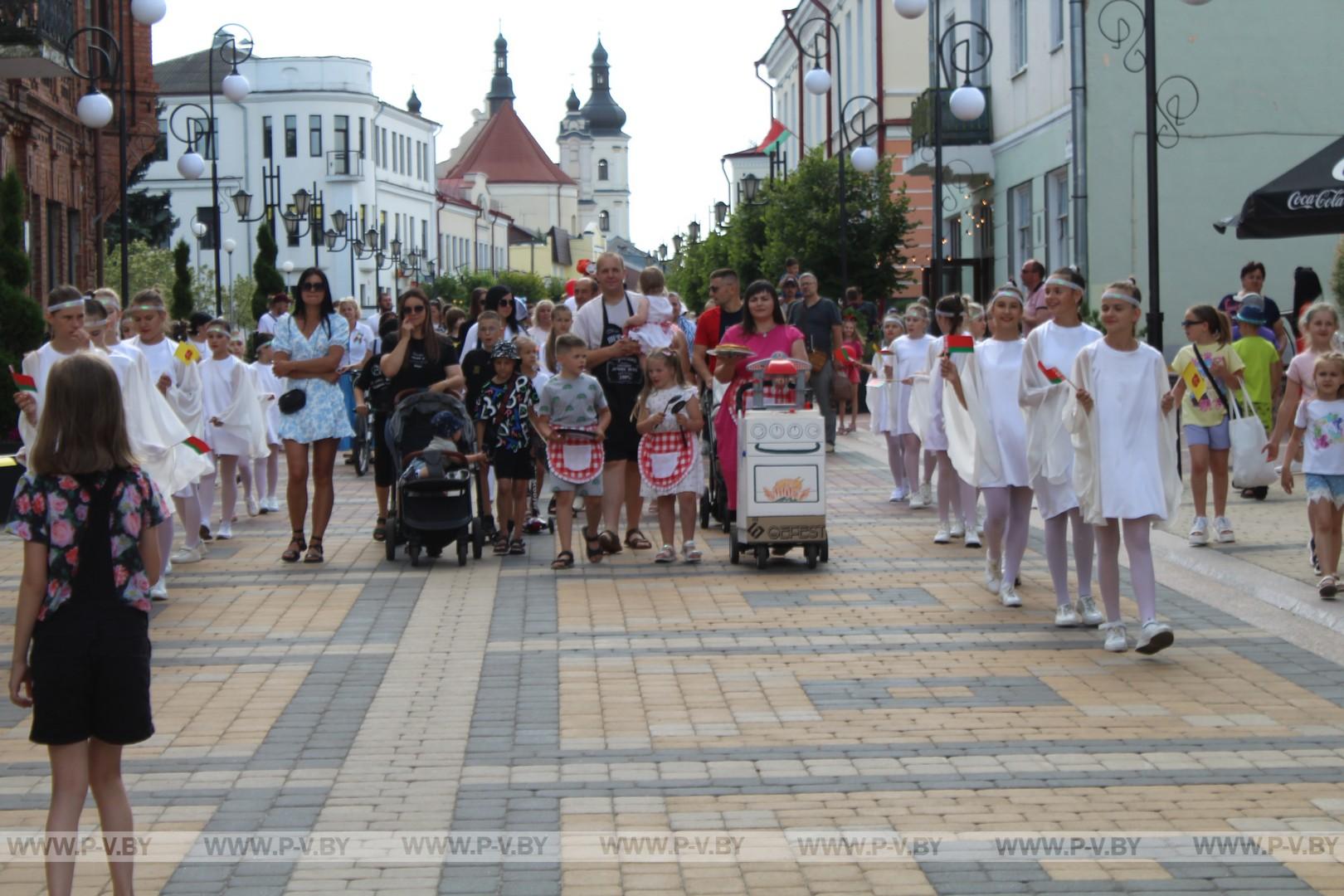 В Пинске прошло семейное шоу «Парад колясок»