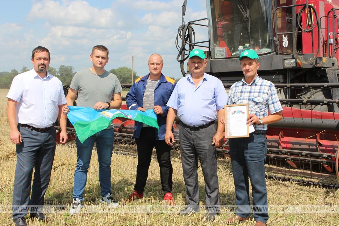 Хлеборобы ОАО «Ставокское» первыми в районе среди хозяйств своей группы намолотили 3 000 тонны зерна Хлеборобы ОАО «Ставокское» первыми в районе среди хозяйств своей группы намолотили 3 000 тонны зерна