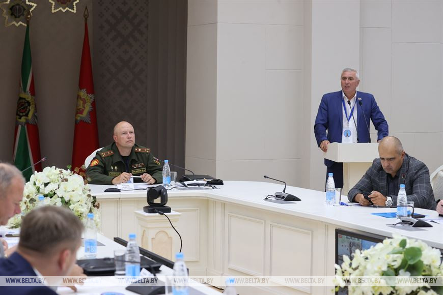На втором Международном антифашистском конгрессе принята резолюция во имя будущего человечества