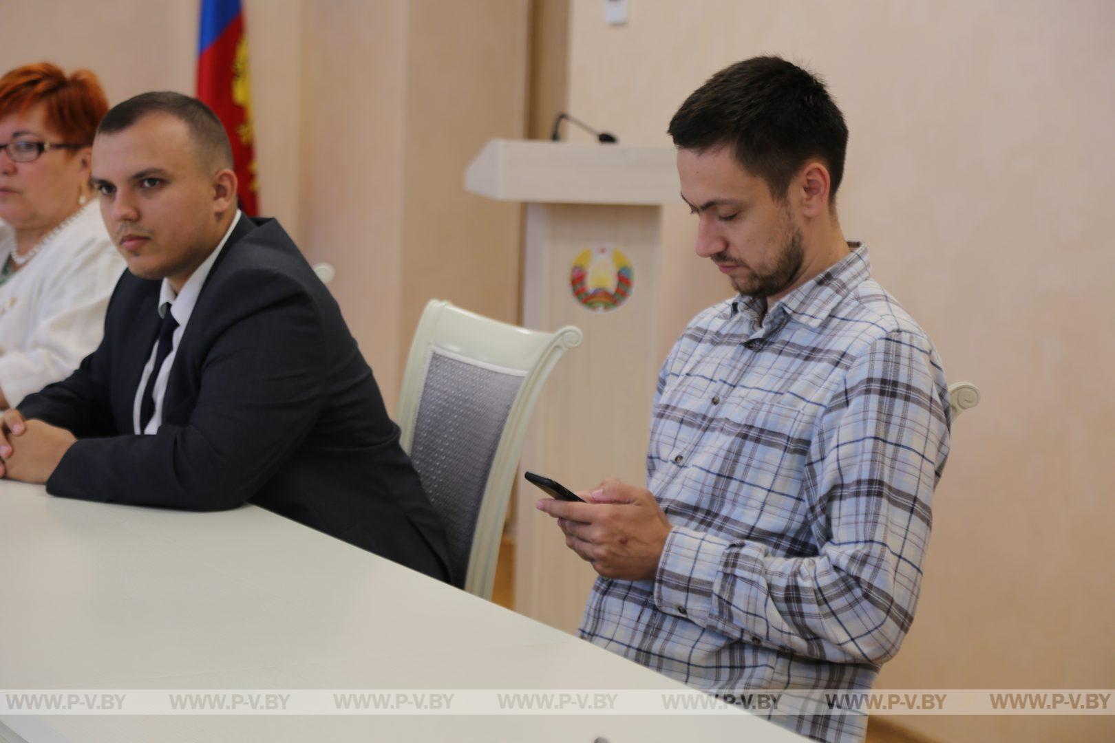 В Пинске председатель горисполкома Валерий Ребковец встретился с молодыми блогерами