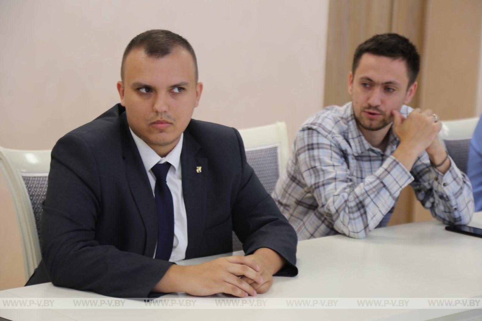 В Пинске председатель горисполкома Валерий Ребковец встретился с молодыми блогерами