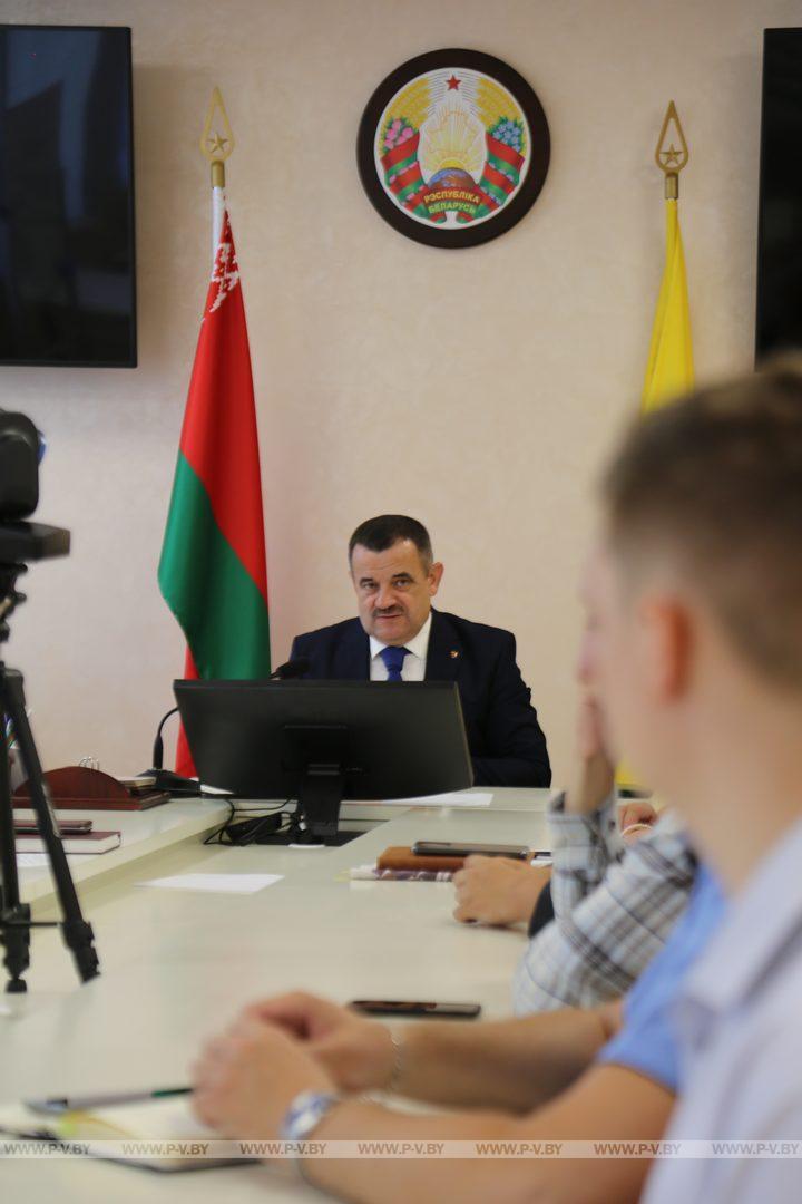 В Пинске председатель горисполкома Валерий Ребковец встретился с молодыми блогерами