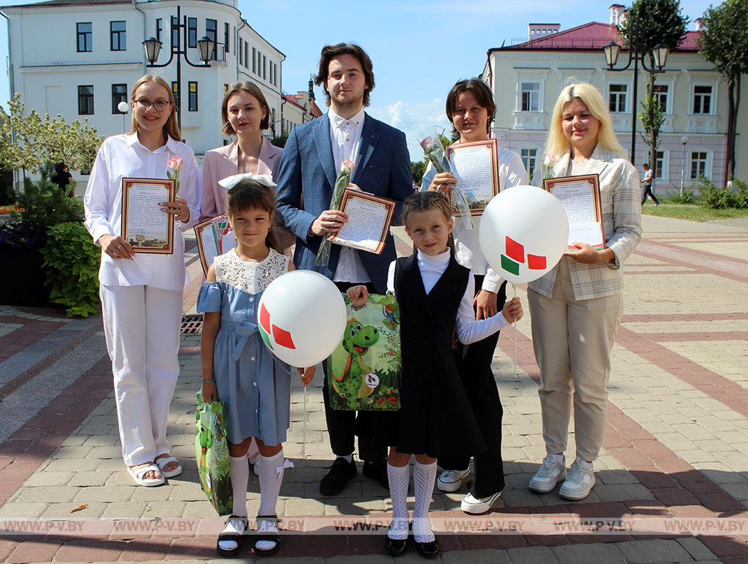 Подарки от «Белой Руси» вручили первоклашкам и 300-, 200-, 100-«балльникам»