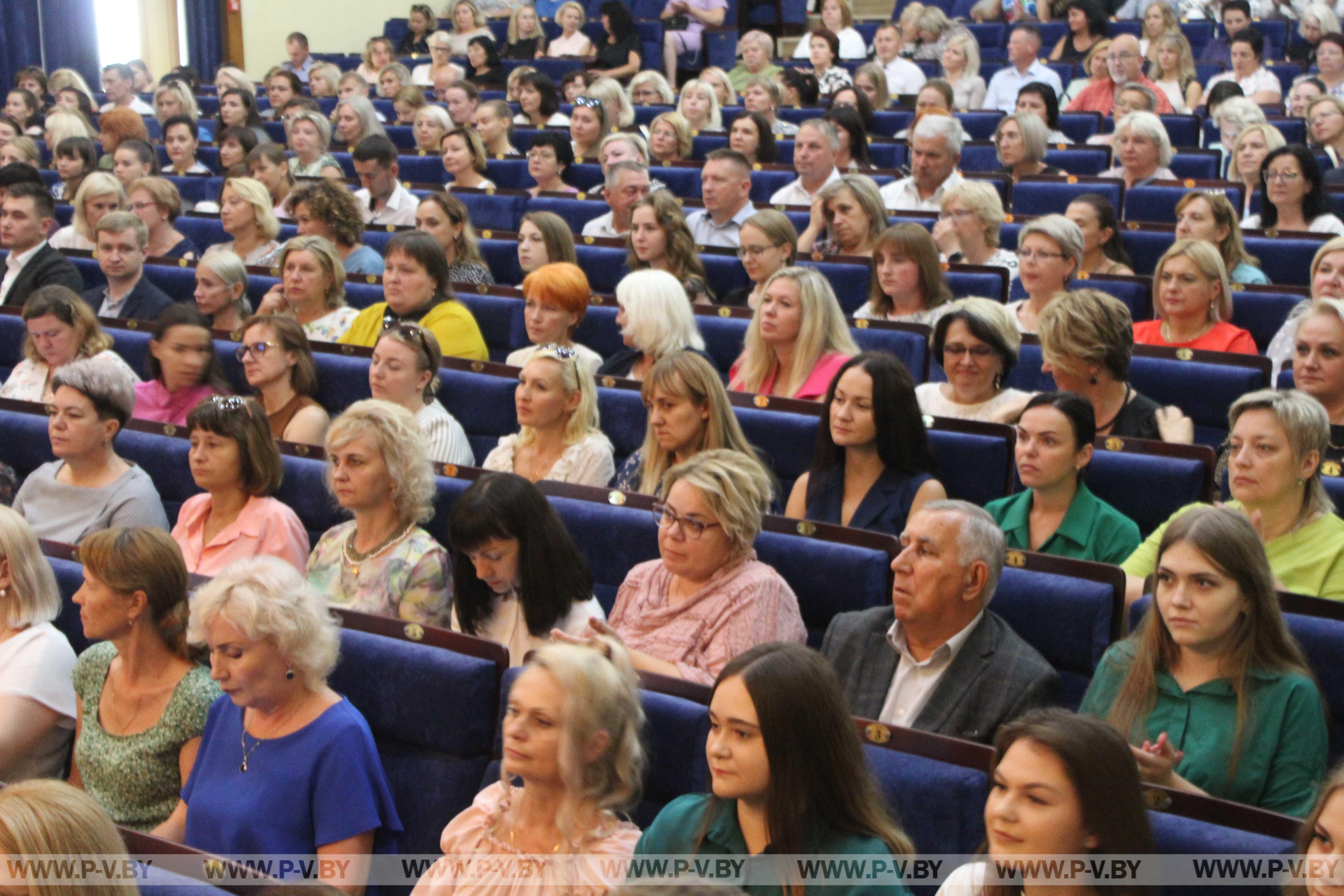 В городском Доме культуры прошло пленарное совещание педагогических работников на тему: «Образование города: точки роста и стратегии развития»