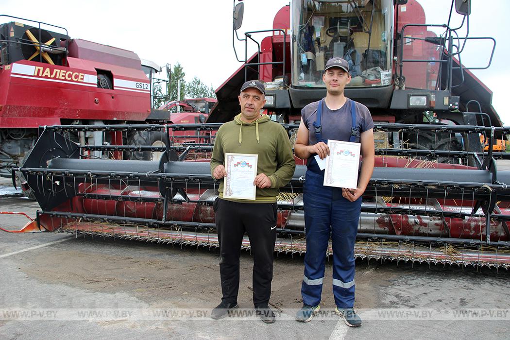 Сергей и Иван Линкевичи первыми в районе намолотили 1000 тонн зерна Сергей и Иван Линкевичи первыми в районе намолотили 1000 тонн зерна