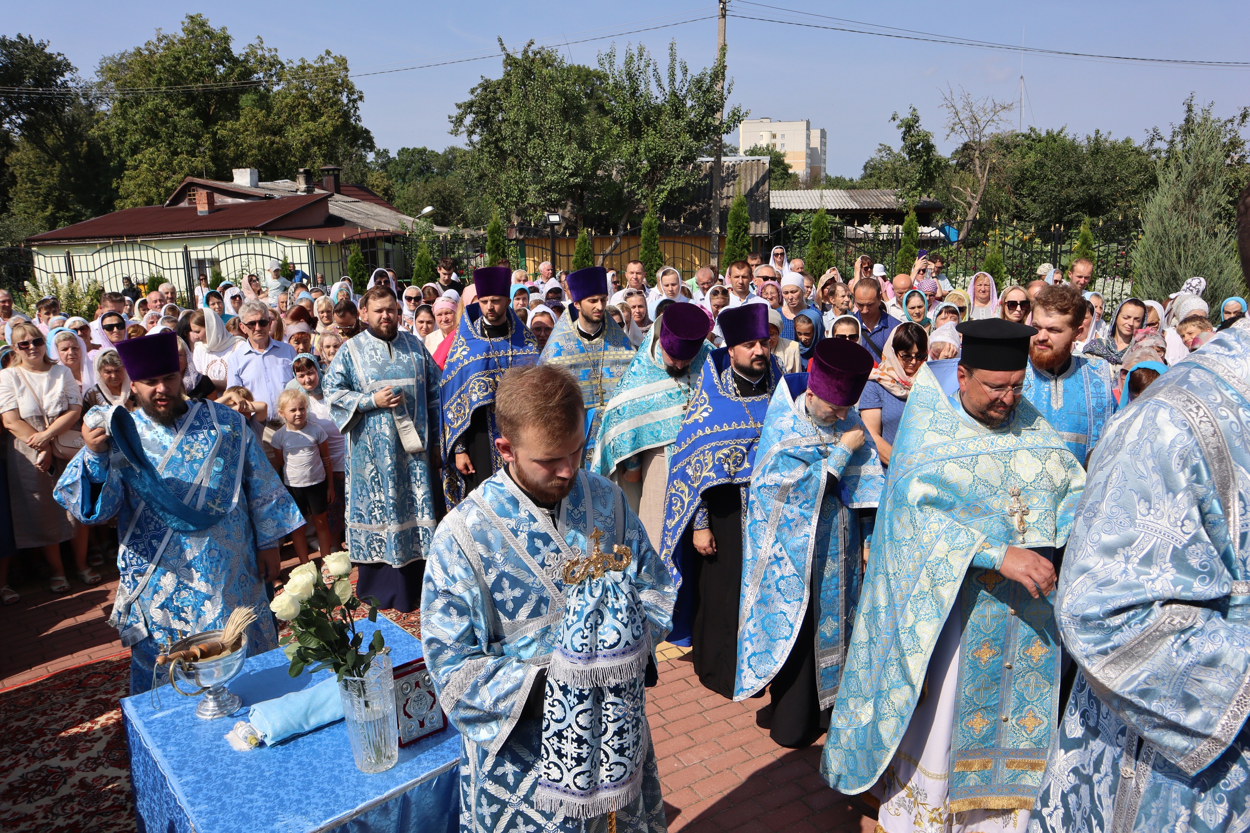 Сотни пинчан крестным ходом прошли по улицам города