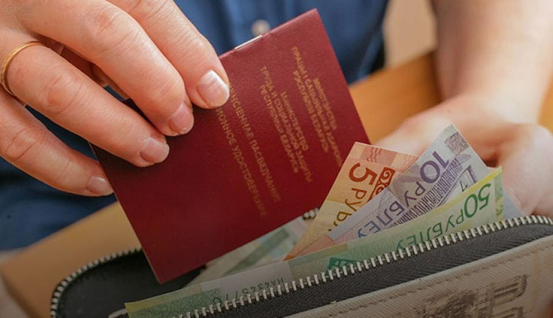 "Белпочта" досрочно выплатит пенсии и пособия за 7 ноября