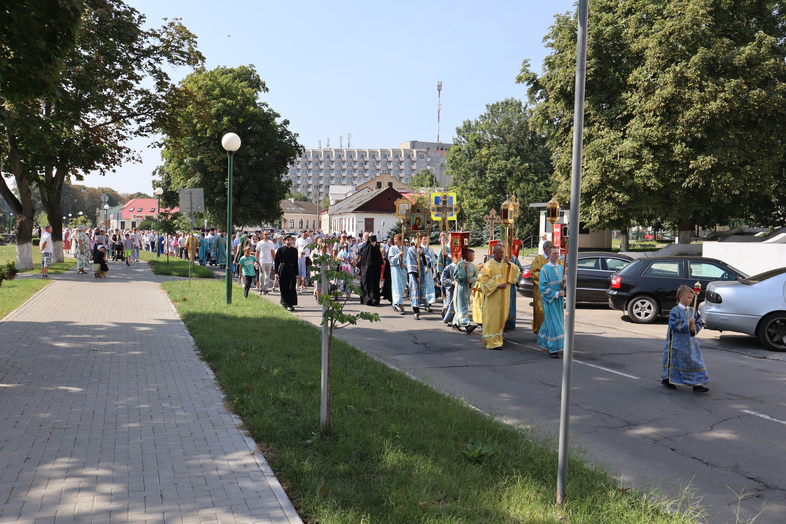 Сотни пинчан крестным ходом прошли по улицам города
