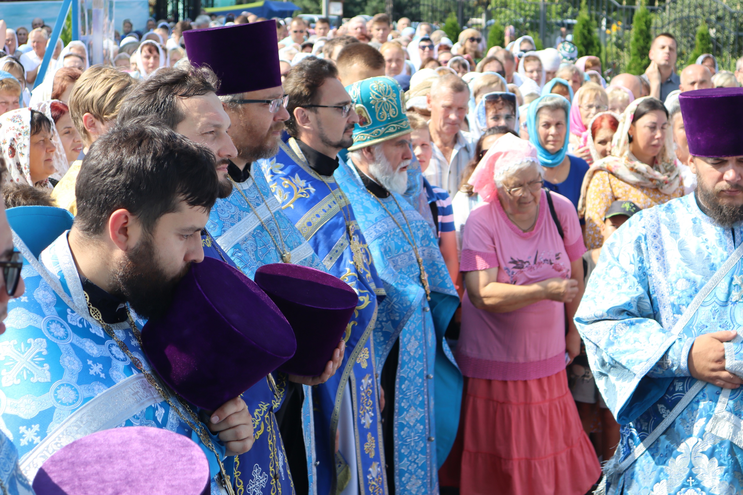 Сотни пинчан крестным ходом прошли по улицам города