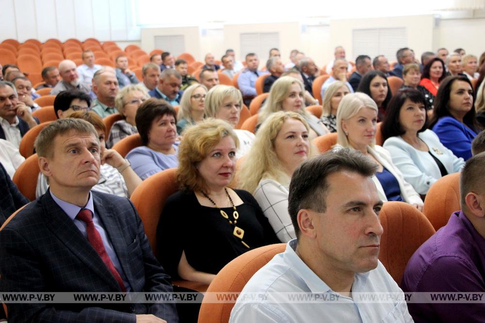 Поздравления с юбилеем принимает выдающийся руководитель-аграрий Владимир Фёдорович ХРОЛЕНКО. 22 сентября ему исполнилось 60 лет.