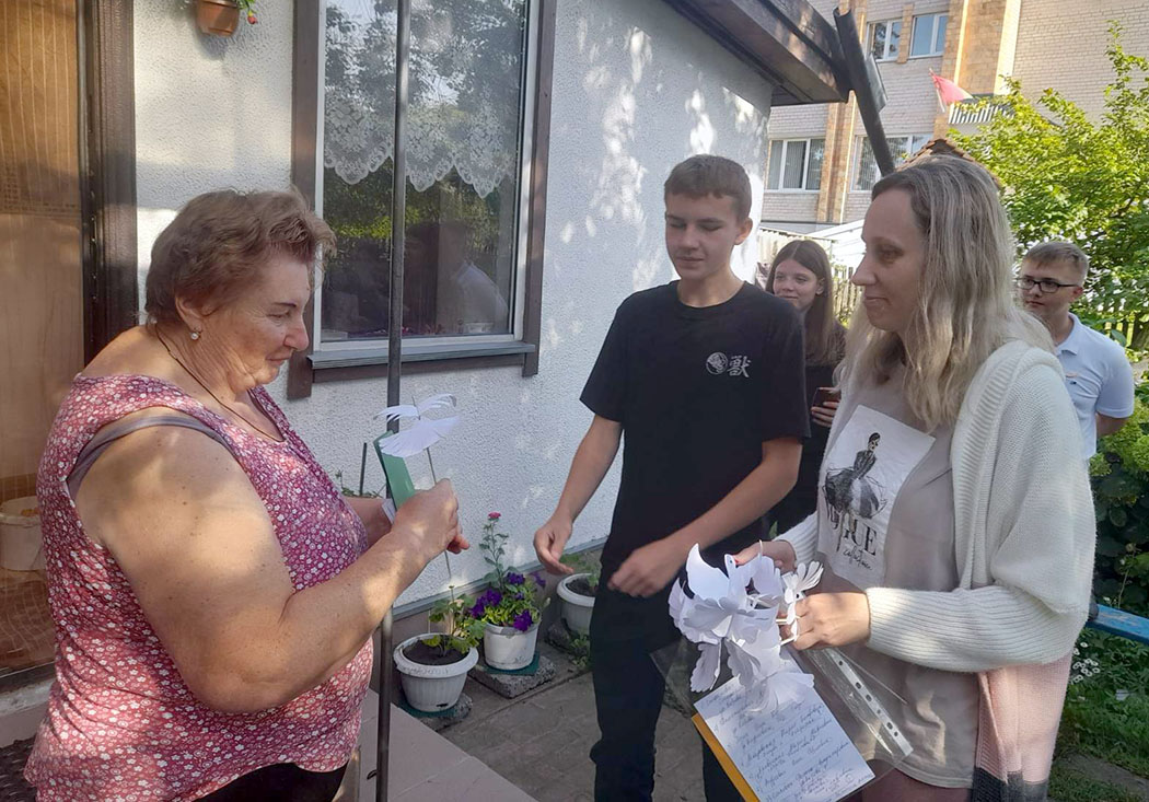 В Логишине провели акцию «Подарим лучики тепла!»